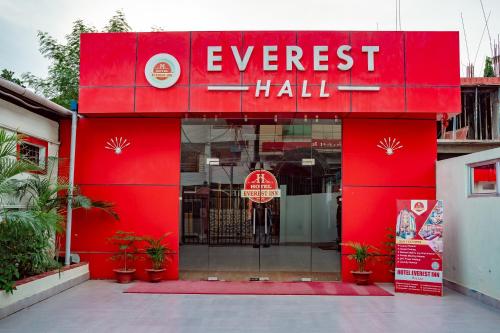 un frente de tienda roja con un cartel que lee el salón de eventos en Hotel Everest Inn Pvt. Ltd., en Butwāl