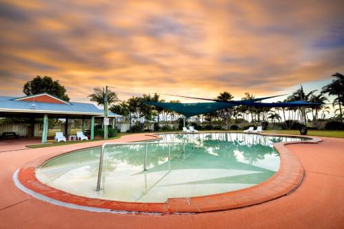 una piscina en un complejo con un cielo nublado en BIG4 Casino Holiday Park, en Casino