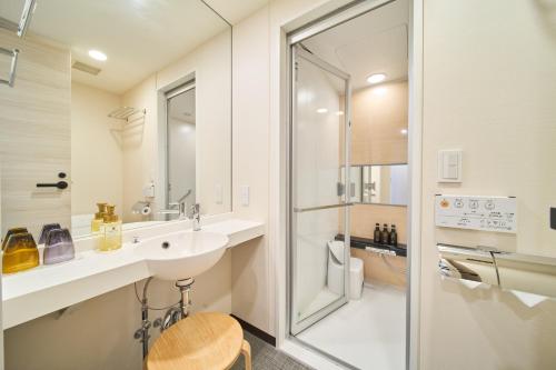 大阪的住宿－Via Inn Abeno Tennoji，白色的浴室设有水槽和淋浴。