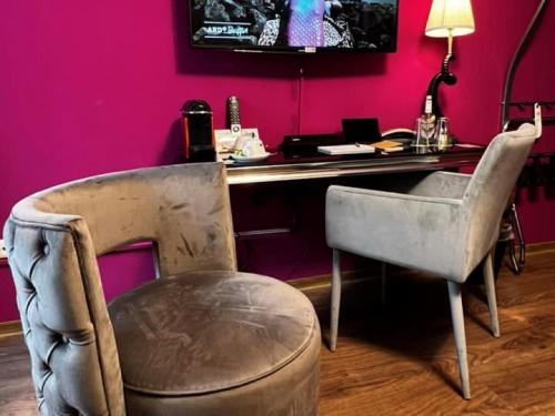 an office with a desk with a chair and a table and a lamp at Boutique Hotel & Bio Wirtshaus Schwarzer Bock in Ansbach