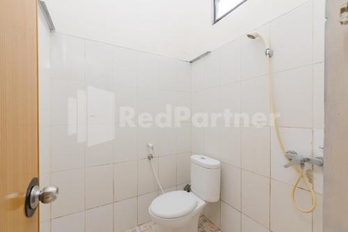 Koupelna v ubytování Pondok Cimanggu Syariah Mitra RedDoorz