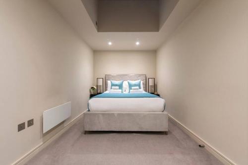 ein Schlafzimmer mit einem großen Bett in einem weißen Zimmer in der Unterkunft Garden Haven Luxe 1BR 1BA Chigwell Retreat CHCL F1 in Chigwell
