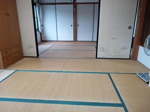 una stanza vuota con una porta e un piano di Bayside House Shiosai - Vacation STAY 15343 a Kumano