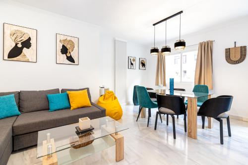 - un salon avec un canapé et une table dans l'établissement Estación RooMalaga by Bossh Apartments, à Malaga