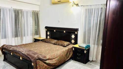 sypialnia z łóżkiem w pokoju w obiekcie Oriental Arcadia Elegant Apartment in Gulshan 2 w mieście Dhaka