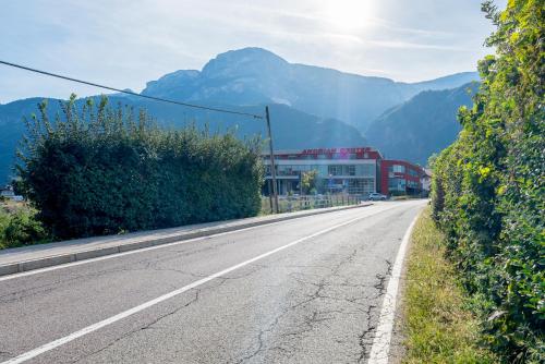 un camino vacío con montañas en el fondo en Andrian Residence, en Andrian