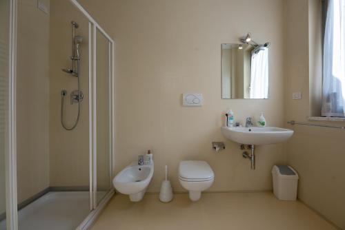 ein Bad mit einer Dusche, einem WC und einem Waschbecken in der Unterkunft Andrian Residence in Andrian