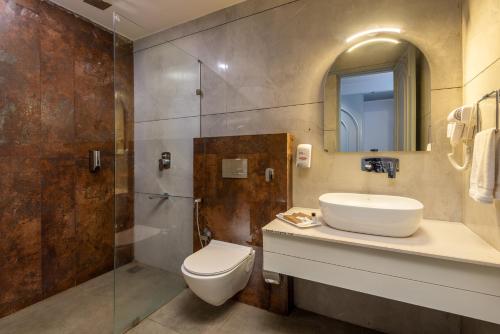 y baño con aseo, lavabo y ducha. en Spring Valley Resorts by DLS Hotels, en McLeod Ganj
