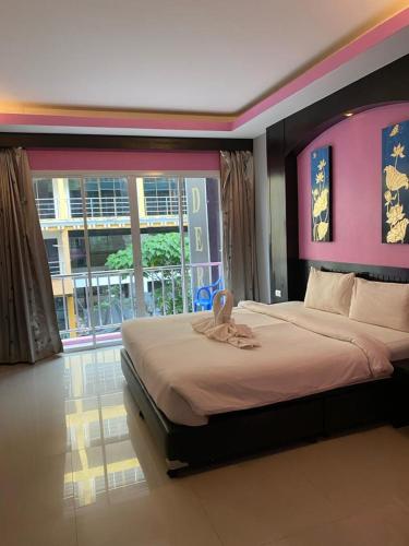 Postel nebo postele na pokoji v ubytování New Lavender Hotel Patong
