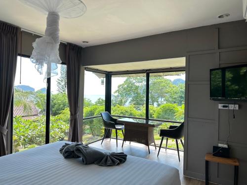 1 dormitorio con 1 cama, mesa y sillas en HIP Seaview Resort @ Phi Phi en Islas Phi Phi