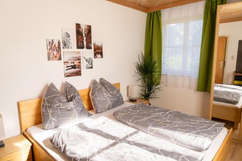 - une chambre avec un lit et une fenêtre dans l'établissement Knollgut Ferienwohnung Buchberg, à Goldegg