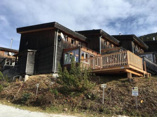 ein großes Holzhaus auf einem Hügel in der Unterkunft Feriendorf Tauerngast in Hohentauern