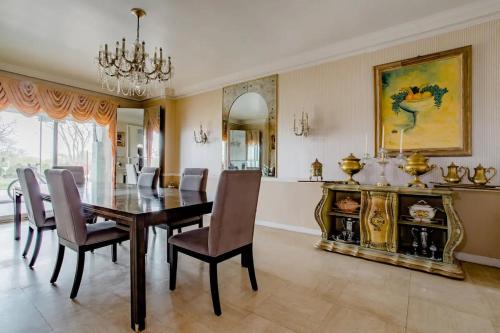 una sala da pranzo con tavolo e sedie di Pill Hill Mansion a Chicago