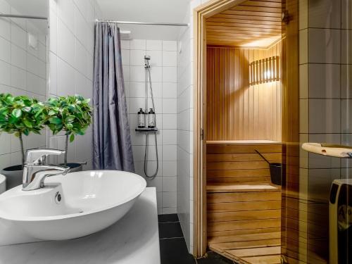 Un baño con lavabo blanco y ducha. en Villa Heidi, en Ulven