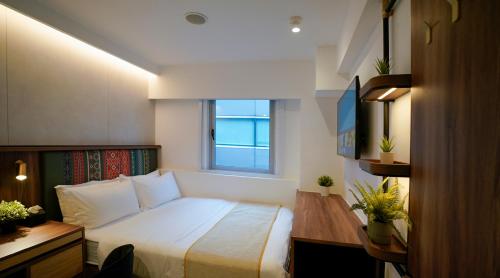 Habitación de hotel con cama y ventana en ST Signature Bugis Middle, SHORT OVERNIGHT, 11 hours 8PM-7AM, en Singapur