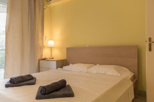 アテネにあるGtrip Ellinikon Experience Apartment - 31506のベッドルーム1室(ベッド1台、タオル2枚付)