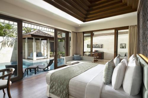 Postel nebo postele na pokoji v ubytování The Seminyak Beach Resort & Spa