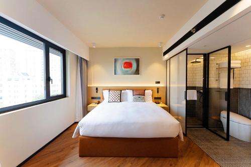 Postel nebo postele na pokoji v ubytování Mia Hotel - Shanghai Xuhui Jiaotong University