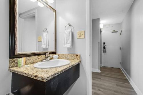 y baño con lavabo y espejo. en Spacious King Oceanfront Studio Suite Full Kitchen 1026, en Myrtle Beach