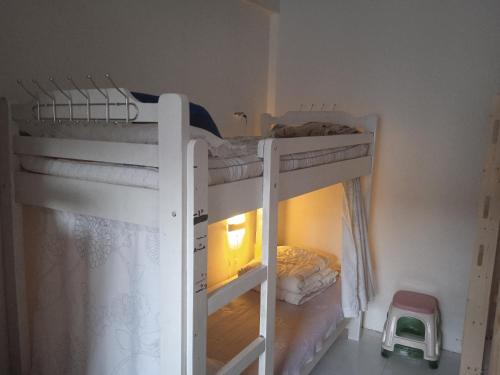 sypialnia z 2 łóżkami piętrowymi w pokoju w obiekcie Bolod Guesthouse and Tours w Ułan Bator