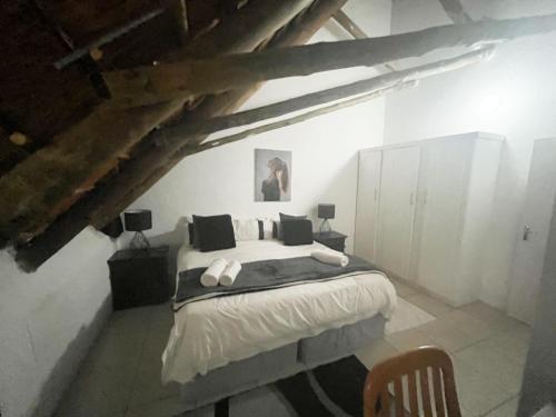 Een bed of bedden in een kamer bij Villa Jullienne - A Home Away From Home - Unit 4