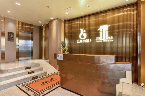 a lobby of a hotel with a reception desk at Yunga Yee Tsui Apartments云嘉倚翠公寓 in Guangzhou
