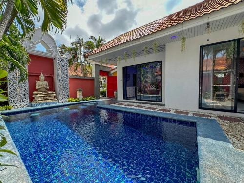 a swimming pool in front of a house at VIEW TALAY VILLAs POOL 291, JOMTIEN BEACH, PATTAYA in Jomtien Beach
