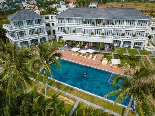 een luchtzicht op een resort met een zwembad bij Moodhoian Riverside Resort & Spa in Hội An