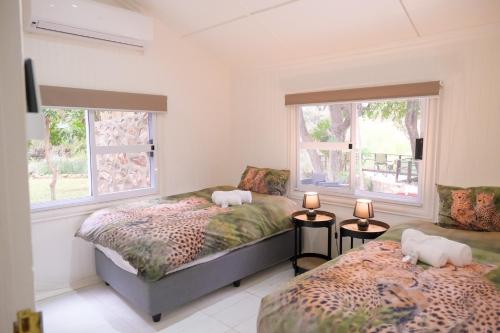 เตียงในห้องที่ Kadima Safari Lodge