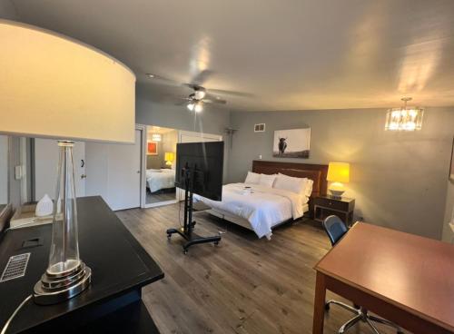 1 dormitorio con 1 cama y escritorio con lámpara en Pill Hill Mansion en Chicago
