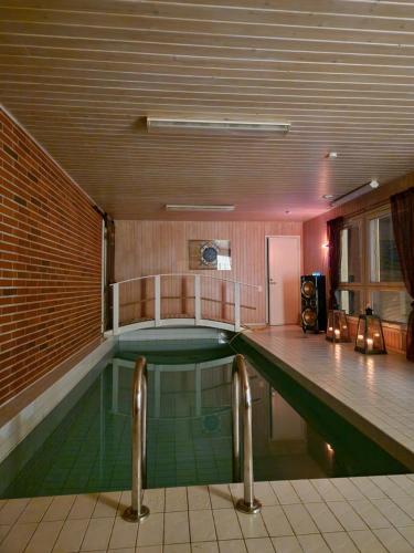 a pool in the middle of a room at Lomatalo Honkamäki 