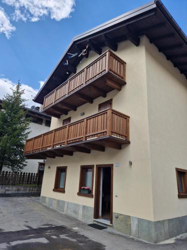 a building with a balcony on top of it at Al Prestin in Livigno