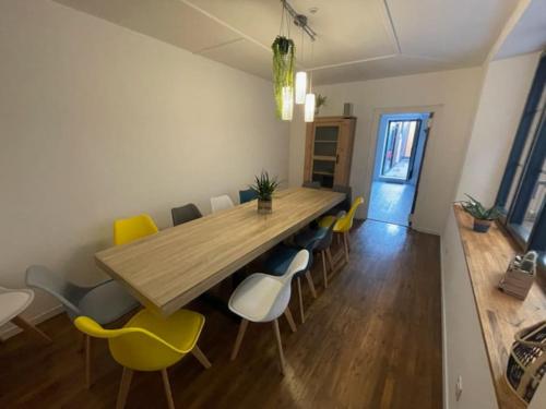 une salle à manger avec une table et des chaises en bois dans l'établissement villa la chamat 16 personnes, à La Tremblade