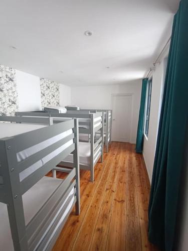 une rangée de tables et de chaises dans une pièce dans l'établissement villa la chamat 16 personnes, à La Tremblade