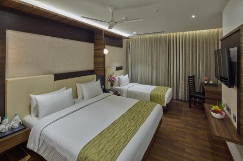 Postel nebo postele na pokoji v ubytování Grand Continent Hosur A Sarovar Portico Affiliate Hotel