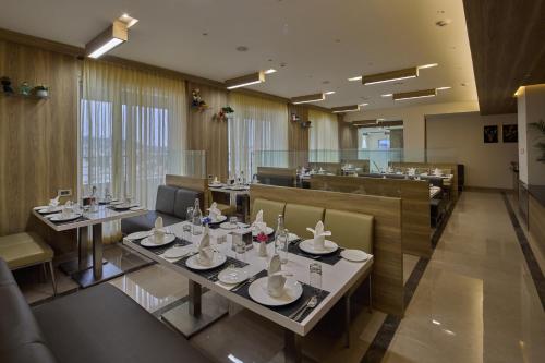 Restoran atau tempat lain untuk makan di Grand Continent Hosur A Sarovar Portico Hotel