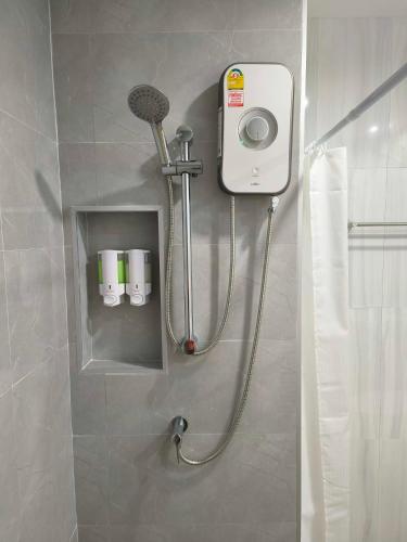 e bagno con doccia e asciugacapelli. di Aonang Goodwill ad Aonang Beach