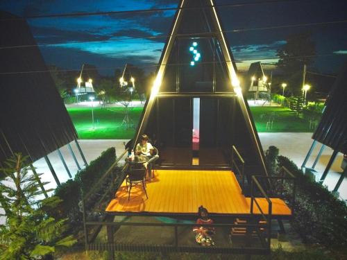 un gruppo di persone sedute sul palco di notte di Sean Sawat Resort 2 