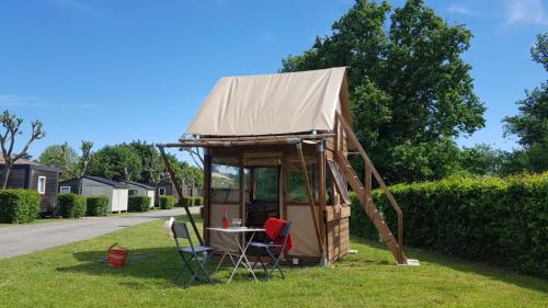 Taman di luar Camping La Grappe Fleurie