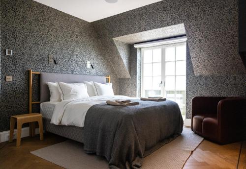 a bedroom with a large bed and a window at Oakvale Villa Sand in Åhus