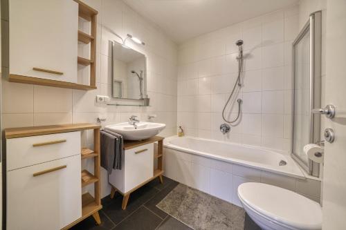 A bathroom at FaWa Apartments "Family"