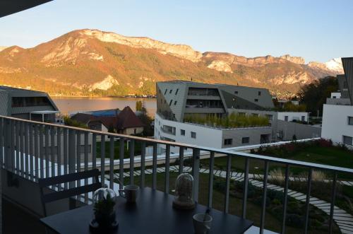 einen Balkon mit Bergblick im Hintergrund in der Unterkunft Paradis vue Lac et Montagnes in Annecy