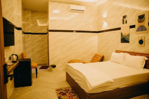 1 dormitorio con cama y ducha en Bảo Ngọc Hotel, en Cao Lãnh