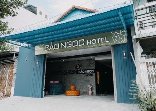 Cao Lãnh的住宿－Bảo Ngọc Hotel，蓝色建筑,标有酒店标志