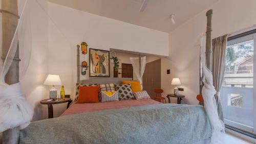 Cama o camas de una habitación en Villa Belle Vue- 4BHK Private Pool & Party Hall By StayMonkey