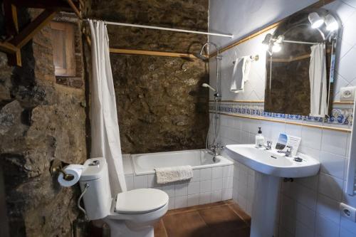 uma casa de banho com um WC, um lavatório e uma banheira em Pozuelo 3 JABUGO em Jabugo