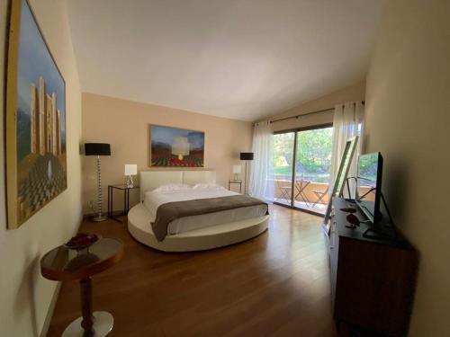 sypialnia z dużym łóżkiem i dużym oknem w obiekcie FRGK DATCHA "Villa Prestige Mougins" w mieście Mougins