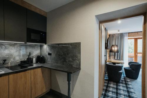 uma cozinha com um lavatório e uma bancada em New Apartamenty Jan em Zakopane