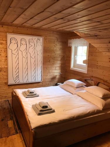 ein Schlafzimmer mit einem Bett in einer Holzhütte in der Unterkunft Frein Chalets - Kaltenbach in Frein