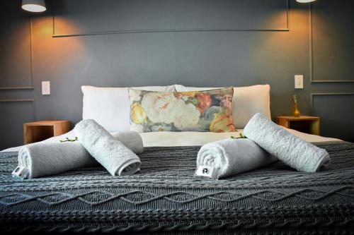 łóżko z poduszkami na górze w obiekcie Beautiful Betty B&B w mieście Beaufort West
